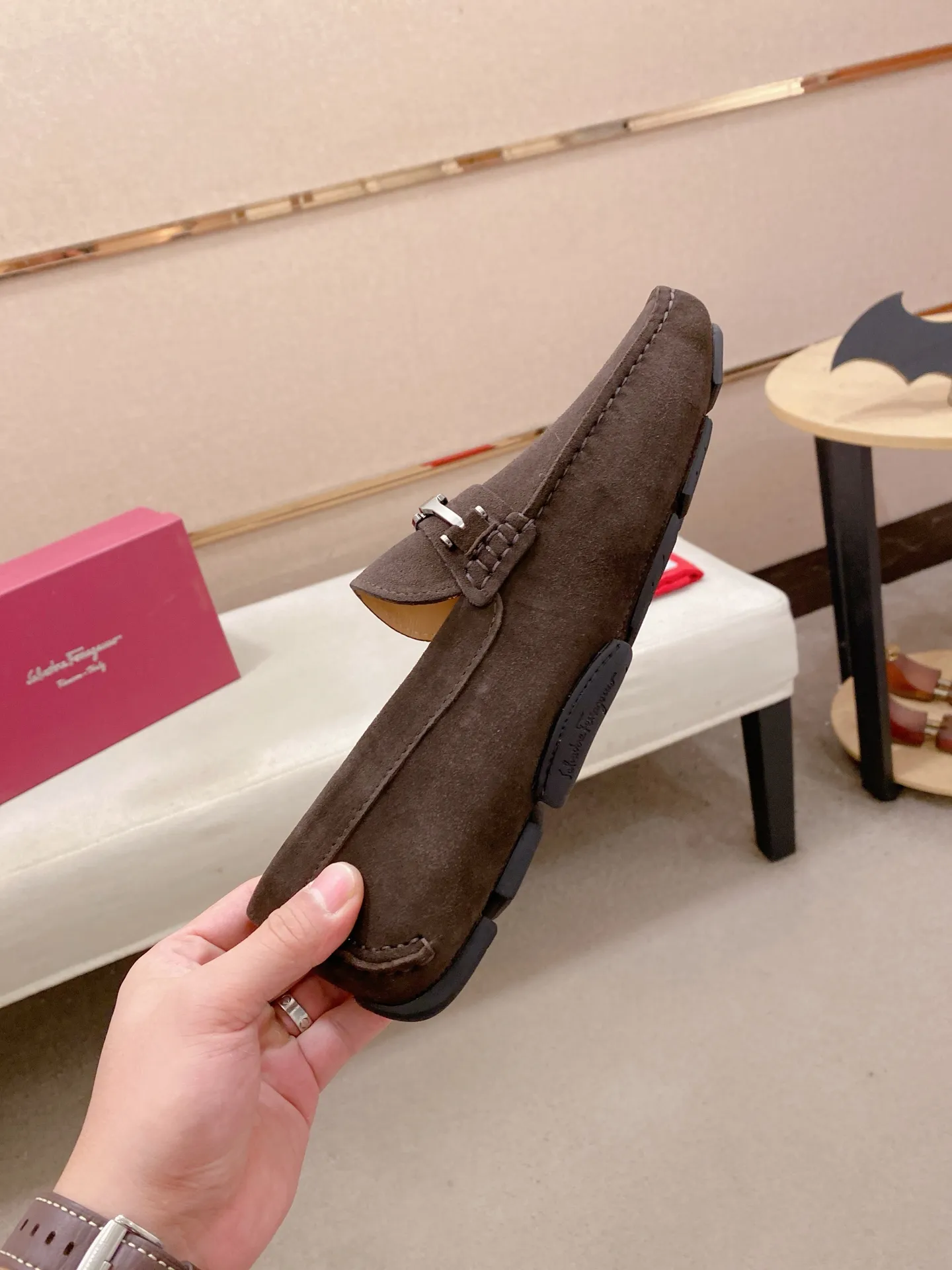 Factory price: 540💰High-end quality! Ferragamo🆕🆕Exclusive hot-selling products in stock🔥🔥New products on the shelves, high-quality Ferragamo men's pea shoes, high-end casual driving shoes, with complete packaging! 💪 💪 Material: imported suede cowhide 🐂 + imported high-quality water-dyed cowhide lining + wear-resistant outsole 👍🏻👍🏻 Features: high-end and comfortable, purely handmade 🚀 🚀 Create the perfect shoe that suits you best 🔥 🔥 Size: (38-44) 45 standard size can be customized!